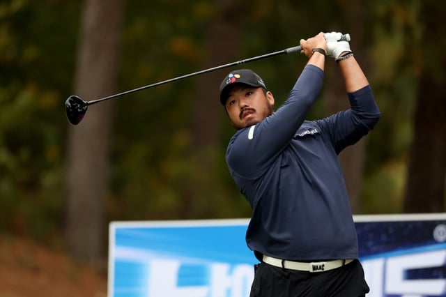 Jung Chan-min (izquierda) ejecuta un drive desde el tee durante la cuarta ronda del The Charity Classic del Tour de Golf Profesional de Corea (KPGA), celebrado el día 18 en los campos Valley y Seowon del Seowon Valley Country Club, en Paju, provincia de Gyeonggi. /Foto=KPGA