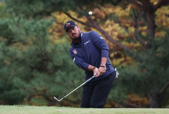 Jung Chan-min (izquierda) ejecuta un approach shot durante la cuarta ronda del The Charity Classic del Tour de Golf Profesional de Corea (KPGA), celebrado el día 18 en los campos Valley y Seowon del Seowon Valley Country Club, en Paju, provincia de Gyeonggi. /Foto=KPGA