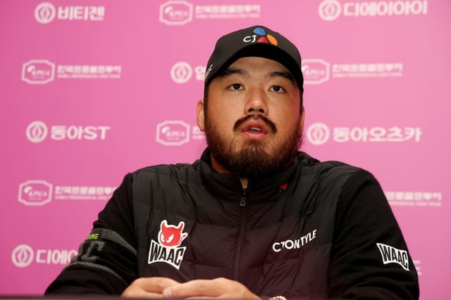 Jung Chan-min (izquierda) expresa sus impresiones en una conferencia de prensa tras ganar el The Charity Classic del Tour de Golf Profesional de Corea (KPGA), celebrado el día 18 en los campos Valley y Seowon del Seowon Valley Country Club, en Paju, provincia de Gyeonggi. /Foto=KPGA