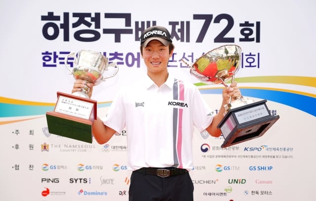 손제이가 지난 9월 허정구배 한국아마추어골프선수권에서 우승한 뒤 트로피를 들어올리고 있다. /사진=대한골프협회 제공