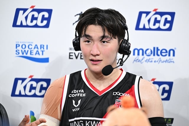 18日の試合を終えてインタビューに臨んでいるムン·ユヒョン。 /写真=KBL