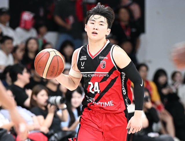 ドリブルをしているムン·ユヒョン。 /写真=KBL