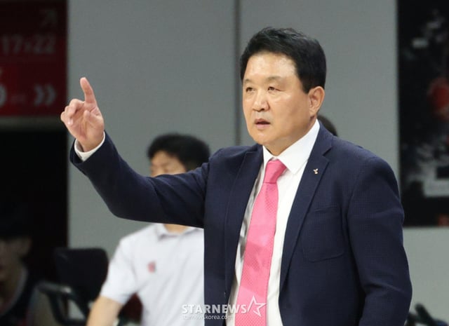2026-2027 KCC 프로농구 안양 정관장 대 고양 소노 경기가 13일 경기도 안양 정관장아레나에서 열렸다. 정관장 유도훈 감독이 작전 지시를 하고 있다. /사진=김진경 kim.jinkyung@