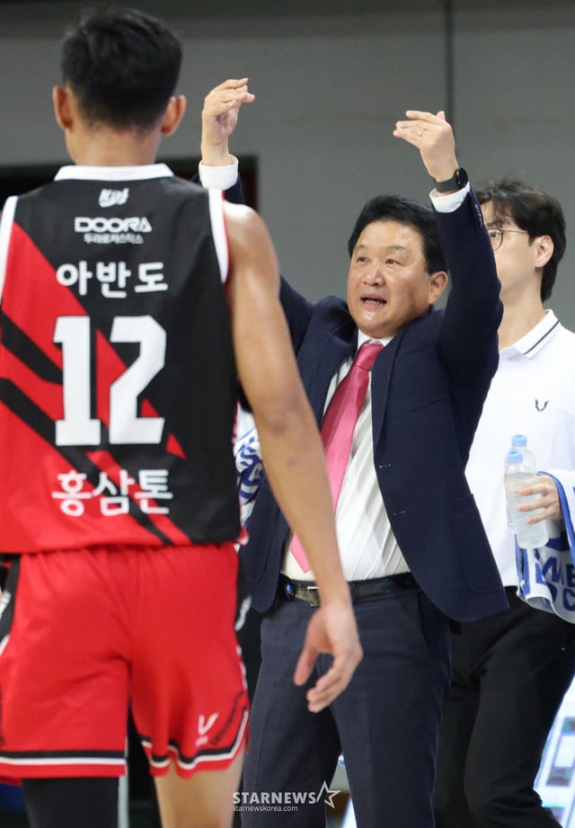 2026-2027 KCC 프로농구 안양 정관장 대 부산 KCC 경기가 18일 경기도 안양 정관장아레나에서 열렸다. 정관장 유도훈 감독이 작전 지시를 하고 있다. /사진=김진경 kim.jinkyung@