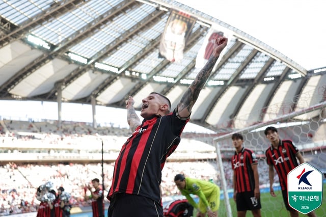 Klimala đang hô hào sau khi thắng trận đấu giữa FC Seoul và Kim Cheon (SVP) tại Seoul World Cup Stadium vào ngày 18 trong vòng 32 của 'Hana Bank K League 1' 2026. /ảnh=Liên đoàn Bóng đá Chuyên nghiệp Hàn Quốc