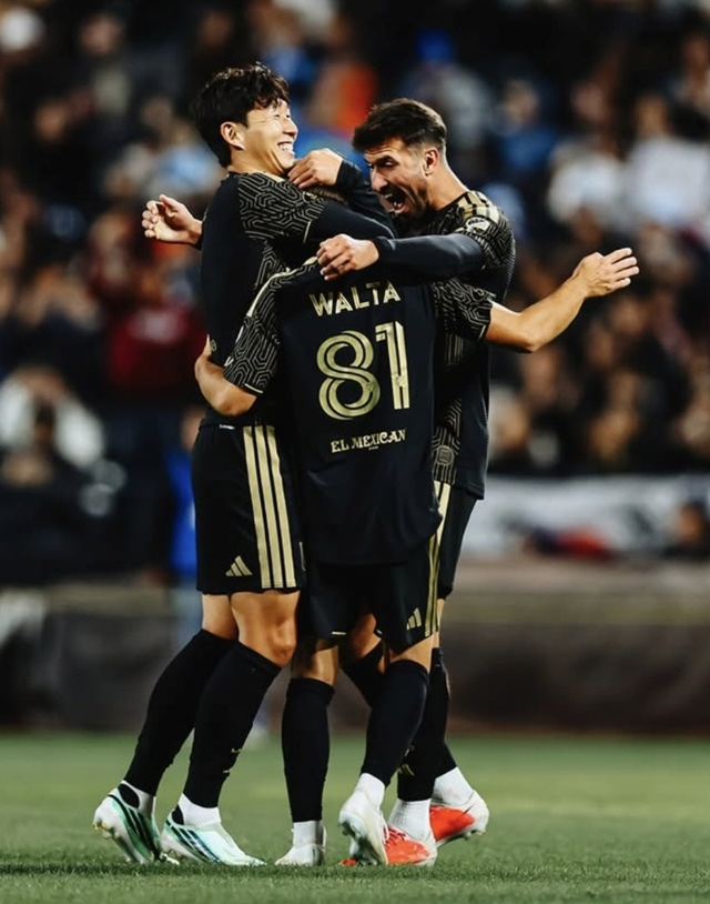 Son Heung-min (izquierda) celebra el gol desde falta directa de Leo Baez. /Foto=SNS de LAFC