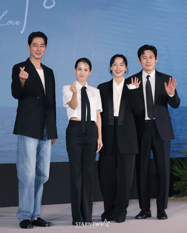 배우 조인성, 조여정, 전도연, 설경구가 25일 오전 서울 마포구 호텔 나루 서울 엠갤러리에서 진행된 넷플릭스 영화 '가능한 사랑' 제작보고회에 참석해 포즈를 취하고 있다. 해고노동자와 그의 아내 그리고 다큐멘터리 감독과 그녀의 남편, 두 부부가 다큐멘터리 제작을 위해 만나 서로 다른 삶과 숨은 욕망을 마주하는 이야기 '가능한 사랑'은 9월 23일 공개된다. /2026.08.25 /사진=이동훈 photoguy@