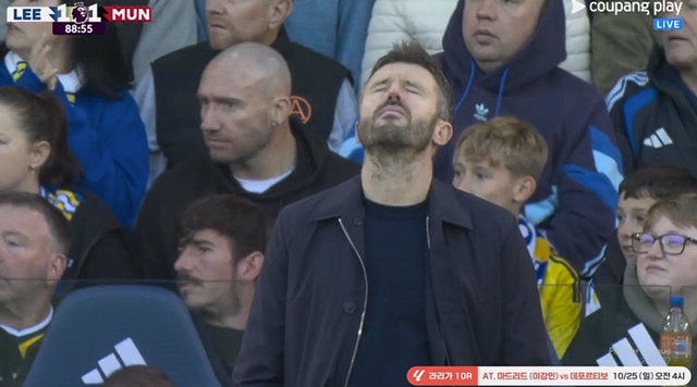 Manchester United manager Michael Carrick looks dejected. /Photo=Broadcast screen capture