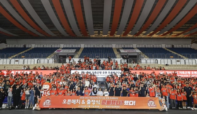 El equipo de voleibol Omtmen de OK Savings Bank realizó una sesión de fotos conmemorativa de la ceremonia de salida para la temporada 2026-2027 el día 17 en el Gimnasio Cubierto de Gangseo, Busan. /foto=proporcionado por el equipo de voleibol de OK Savings Bank.