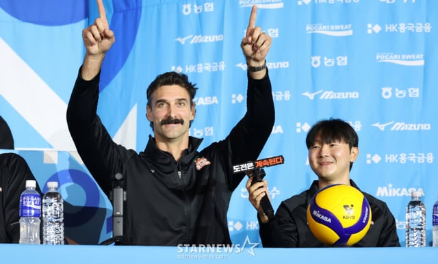 La rueda de prensa de la categoría masculina de voleibol profesional para la temporada 2026-2027 se celebró el día 8 en el Hotel Libera Cheongdam, Seúl Gangnam-gu. Russell de OK Savings Bank muestra una celebración a petición del presentador. /Foto=corresponsal jefe Kim Jin-kyung