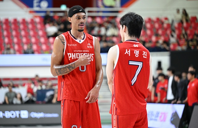Darius Bezley (trái) và Seo Myung-jin. /ảnh=KBL cung cấp
