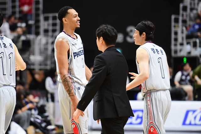 Darius Bezley (trái). /Ảnh=KBL cung cấp