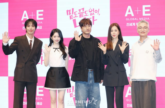배우 정용화, 홍승희, 윤종호 감독, 배우 한채아, 조재윤이 19일 오후 서울 구로구 더세인트에서 진행된 라이프타임 토일드라마 '밑도 끝도 없이, 너다' 제작발표회에 참석해 포즈를 취하고 있다. 치명적 하자를 지닌 멜로장인 남자배우가 자신을 드라마 속 여주인공이라 믿는 수상한 여자와 만나면서 밑도 끝도 없이 시작된 전대미문의 예측불가 발칙 로맨스 '밑도 끝도 없이, 너다'는 오는 24일 첫 방송된다. /2026.10.19 /사진=이동훈 photoguy@