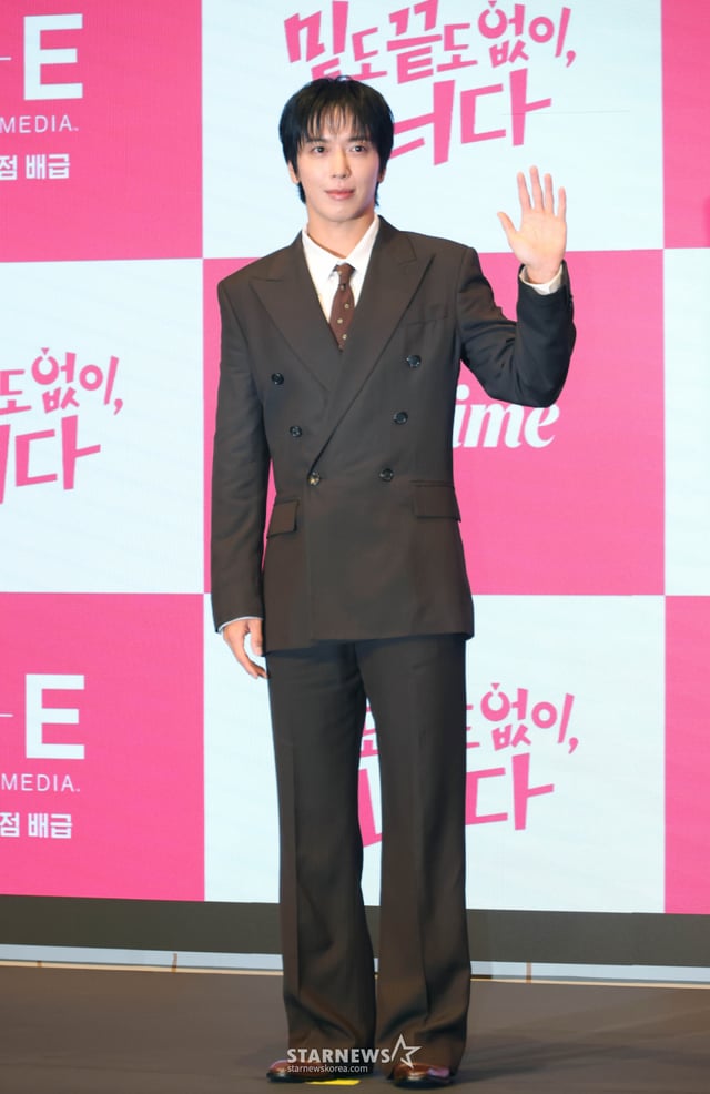 배우 정용화가 19일 오후 서울 구로구 더세인트에서 진행된 라이프타임 토일드라마 '밑도 끝도 없이, 너다' 제작발표회에 참석해 포즈를 취하고 있다. 치명적 하자를 지닌 멜로장인 남자배우가 자신을 드라마 속 여주인공이라 믿는 수상한 여자와 만나면서 밑도 끝도 없이 시작된 전대미문의 예측불가 발칙 로맨스 '밑도 끝도 없이, 너다'는 오는 24일 첫 방송된다. /2026.10.19 /사진=이동훈 photoguy@