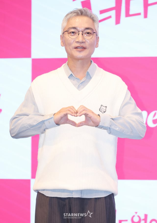 배우 조재윤이 19일 오후 서울 구로구 더세인트에서 진행된 라이프타임 토일드라마 '밑도 끝도 없이, 너다' 제작발표회에 참석해 포즈를 취하고 있다. 치명적 하자를 지닌 멜로장인 남자배우가 자신을 드라마 속 여주인공이라 믿는 수상한 여자와 만나면서 밑도 끝도 없이 시작된 전대미문의 예측불가 발칙 로맨스 '밑도 끝도 없이, 너다'는 오는 24일 첫 방송된다. /2026.10.19 /사진=이동훈 photoguy@