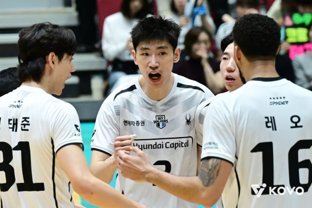 Hyundai Capital’s Zhang Chuan (center). /Photo=KOVO