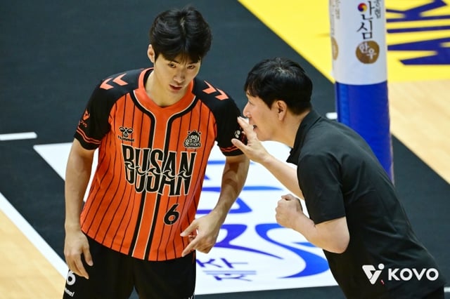 Kim Dae-hwan (izquierda), setear del Busan OK Savings Bank, escucha atentamente las instrucciones del entrenador Shin Young-cheol durante el primer partido del Grupo A de la fase de grupos del Torneo de Voleibol Profesional Copa NH Nonghyup 2026 Yeosu (Copa KOVO) contra el Cheonan Hyundai Capital, disputado el día 19 en el Gimnasio Jinnam de Yeosu. /foto=KOVO