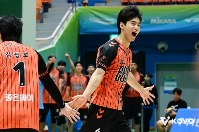 Kim Dae-hwan (derecha), setear del Busan OK Savings Bank, celebra tras un punto de su equipo durante el primer partido del Grupo A de la fase de grupos del Torneo de Voleibol Profesional Copa NH Nonghyup 2026 Yeosu (Copa KOVO) contra el Cheonan Hyundai Capital, disputado el día 19 en el Gimnasio Jinnam de Yeosu. /Foto=KOVO