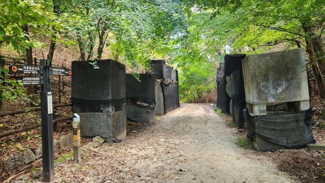 牛耳嶺峠の対戦車障害物。 南北対立の痛い歴史と安保の重要性を静かに物語っているようだ。 
