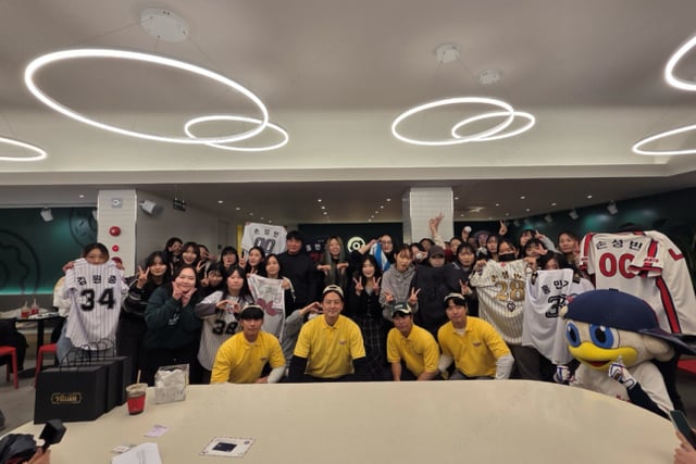 The Lotte Giants players smile with a fan who participated in the Dream Cafe. /Photo=Provided by Lotte Giants