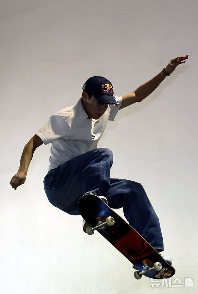 Kang Jun-yeo performs a technical demonstration at a media day held on the 7th at Rope Rounds Skatepark in Yeongdeungpo-gu, Seoul. /Photo=NEWSIS