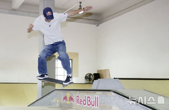 Kang Jun-yeo performs a technical demonstration at a media day held on the 7th at Rope Rounds Skatepark in Yeongdeungpo-gu, Seoul. /Photo=NEWSIS