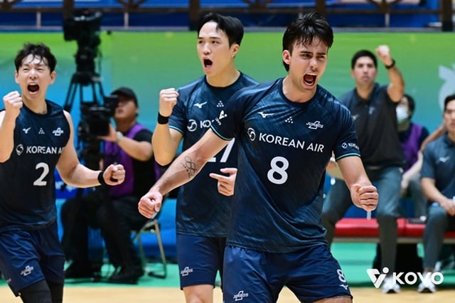 Korean Air's Kaczynski (right) celebrates after scoring during the first match of Group A in the group stage of the 2026 Yeosu NH Nonghyup Cup Professional Volleyball Tournament (KOVO Cup) against Daejeon Samsung Fire, held on the 19th at Yeosu Jinnam Gymnasium. /Photo=Provided by KOVO