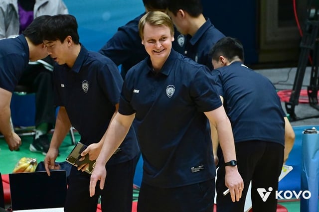 Daejeon Samsung Fire Head Coach Tomi Tillikainen (center) smiles ahead of the first match of Group A in the group stage of the 2026 Yeosu NH Nonghyup Cup Professional Volleyball Tournament (KOVO Cup) against Korean Air, held on the 19th at Yeosu Jinnam Gymnasium. /Photo=Provided by KOVO