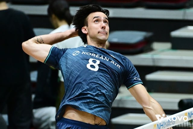 Korean Air's Kaczynski executes an attack from a high contact point during the first match of Group A in the group stage of the 2026 Yeosu NH Nonghyup Cup Professional Volleyball Tournament (KOVO Cup) against Daejeon Samsung Fire, held on the 19th at Yeosu Jinnam Gymnasium. /Photo=Provided by KOVO