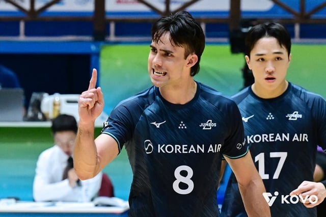 Новый иностранный игрок Korean Air Кетжински (слева) радуется после набранного очка в первом матче группового этапа (группа А) 2026 года Кубка профессиональной волейбольной лиги Ёсу · NH Nonghyup (Cup KOVO), который состоялся 19-го числа в спортивном зале Чиннам в городе Ёсу против Тэджонского Samsung Fire & Marine Insurance. /Фото: предоставлено KOVO