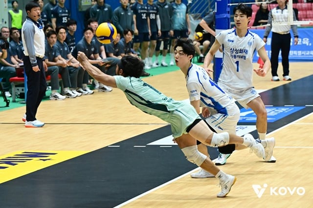 대전 삼성화재 리베로 부용찬(왼쪽)이 19일 여수 진남체육관에서 열린 인천 대한항공과 2026 여수·NH농협컵 프로배구대회(KOVO컵) 조별리그 A조 1차전에서 몸을 날려 공을 걷어올리고 있다. /사진=KOVO 제공