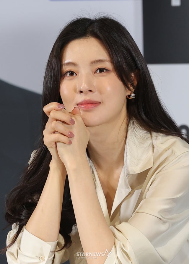 (서울=뉴스1) 권현진 기자 = 배우 이선빈이 19일 서울 CGV 용산아이파크몰에서 열린 영화 ‘수능, 출제의 비밀’ 언론시사회에 참석해 취재진 질문을 듣고 있다. ‘영화 수능, 출제의 비밀’은 2급 국가기밀인 대학수학능력시험(수능) 출제를 위해 40일간 외부와 차단된 합숙소에 갇히게 된 인물들의 이야기를 그린 블랙 코미디다. 2026.10.19/뉴스1 Copyright © 뉴스1. All rights reserved. 무단 전재 및 재배포, AI학습 이용 금지. /사진=(서울=뉴스1) 권현진 기자