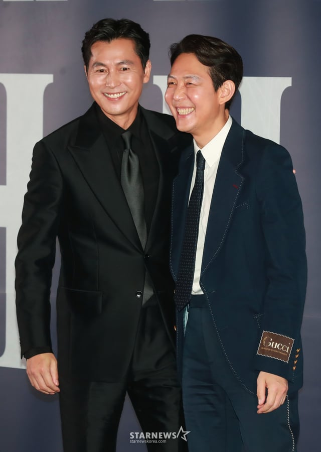 배우 정우성, 이정재가 27일 오후 서울 강남구 메가박스 코엑스점에서 진행된 영화 '헌트'(감독 이정재) 언론시사회에 참석해 포즈를 취하고 있다. 조직 내 숨어든 스파이를 색출하기 위해 서로를 의심하는 안기부 요원 박평호와 김정도의 이야기를 그린 영화 '헌트'는 8월 10일 개봉한다. /2022.07.27