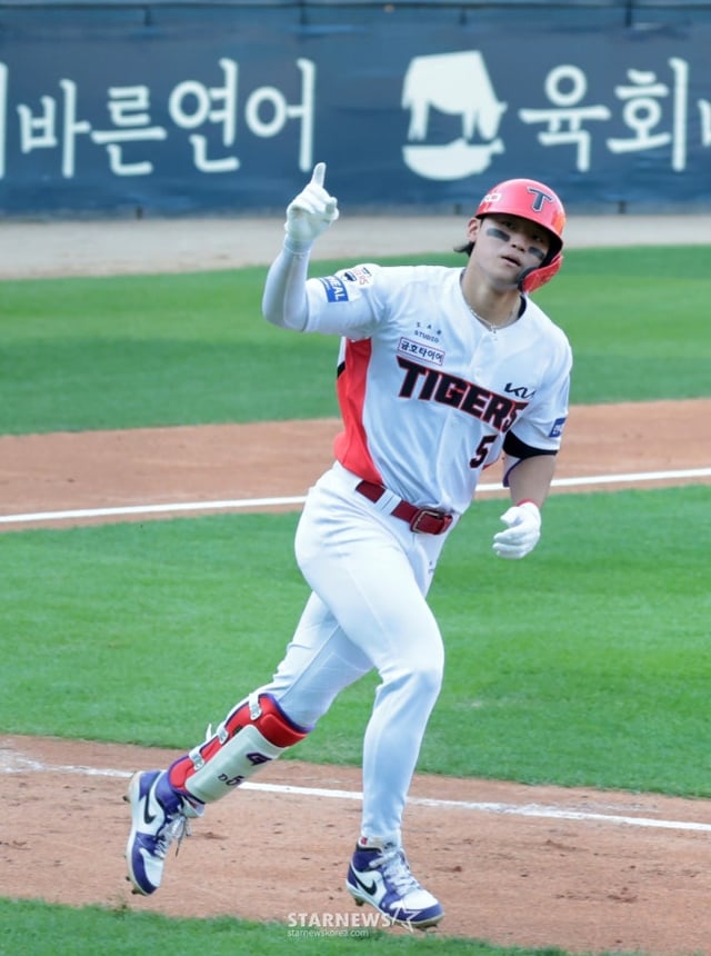 KIA 김도영이 17일 준플레이오프 1차전 4회말 홈런을 터뜨린 후 그라운드를 돌고 있다. /사진=강영조 선임기자