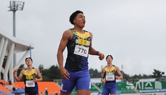 19일 제주 서귀포시 강창학경기장에서 열린 제107회 전국체육대회 육상 남자 200m 결승에서 나마디 조엘진이 1위로 결승선을 통과한 후 기록판을 바라보고 있다. /사진=뉴시스