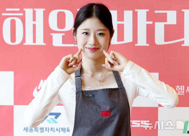 피겨스케이팅 국가대표 이해인이 지난 4월 5일 서울 마포구 할리스 신촌역점에서 팬들과 함께하는 1일 바리스타 행사에서 취재진 질문에 답하고 있다. 이번 행사 수익금 전액은 영아원에 기부될 예정이다. /사진=뉴시스