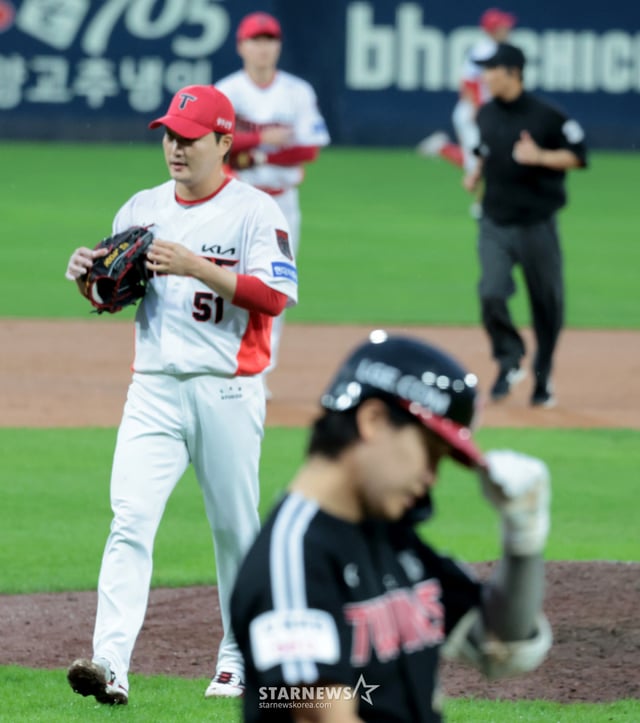 기아 마무리 전상현과 선수들이 18일 광주 기아챔피언스필드에서 열린 2026 KBO리그 준플레이오프 KIA타이거즈와 LG트윈스 2차전 9회초 수비를 마무리하며 승리를 지켜낸 후 자축하고 있다.  기아는 가을야구 2연승을 질주했다.  2026.10.17. /사진=강영조 선임기자