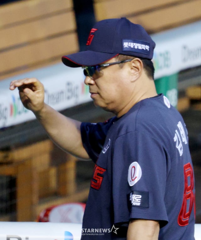 2026 신한 SOL KBO리그 두산 베어스 대 롯데 자이언츠 경기가 21일 서울 잠실야구장에서 열렸다.  롯데 김테형 감독이 선수들을 독려하고 있다. /사진=김진경 kim.jinkyung@