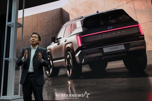 (Seoul=NEWS1) = Vice President Lee Sang-yeop, in charge of Global Design at Hyundai Genesis, is presenting on the design of the Tucson at "The All-New TUCSON World Premiere" held in New York, USA on the 1st (local time). (Provided by Hyundai Motor. Resale and DB prohibited) October 2, 2026/NEWS1 Copyright © NEWS1. All rights reserved. Unauthorized reproduction and redistribution, use for AI learning prohibited. /Photo=NEWS1)