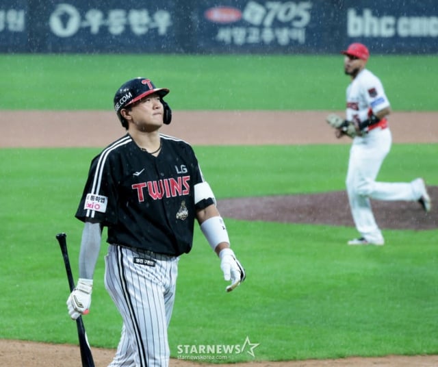 LG Twins' Lee Jae-won (left) heads to the dugout after striking out in the eighth inning of Game 2 of the wild card series against KIA on the 18th. /Photo=Senior reporter Kang Young-jo