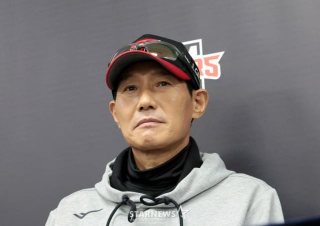 LG manager Yeom Kyung-yeop holds a press conference ahead of Game 2 of the wild card series on the 18th. /Photo=Senior reporter Kang Young-jo