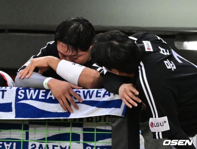 Moon Bo-kyung comforts Lee Jae-won (left), who is bowing his head, during Game 2 of the wild card series on the 18th. /Photo=OSEN