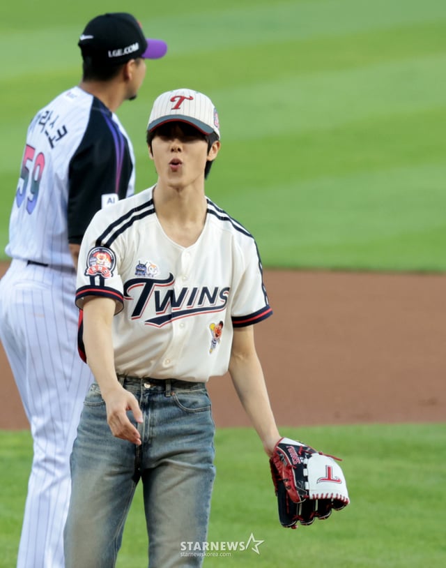 NCTのチソン(朴智星)が4日、蚕室(チャムシル)野球場で行われた2026KBOリーグの三星(サムスン)ライオンズとLGツインズの試合に先立って、勝利祈願の始球式を行っている。 先発投手のカラスコがチソンの始球式を見守っている。 2026.09.04.「しっかりキャッチャーミットにハマった!」/写真=カン·ヨンジョcameratalks@