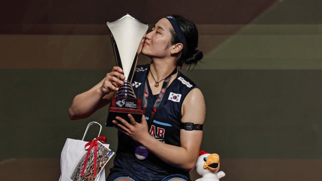 アン·セヨンが18日、デンマーク·オーデンセで開かれたBWFワールドツアー·スーパー750デンマークオープン女子シングルス決勝で優勝した後、トロフィーに口づけをしている。 /写真=世界バドミントン連盟(BWF)公式ホームページでまとめ