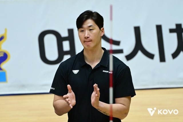 박철우 서울 우리카드 감독이 20일 여수 진남체육관에서 열린 의정부 KB손해보험과 2026 여수·NH농협컵 프로배구대회(KOVO컵) B조 1차전에서 득점 후 박수를 치 있다. /사진=KOVO 제공