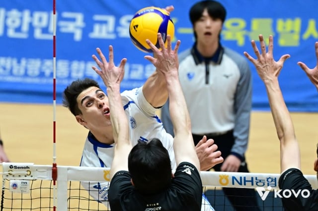 천안 현대캐피탈 선수들이 20일 여수 진남체육관에서 열린 대전 삼성화재와 2026 여수·NH농협컵 프로배구대회(KOVO컵) A조 2차전에서 호키의 공격을 가로막고 있다. /사진=KOVO 제공