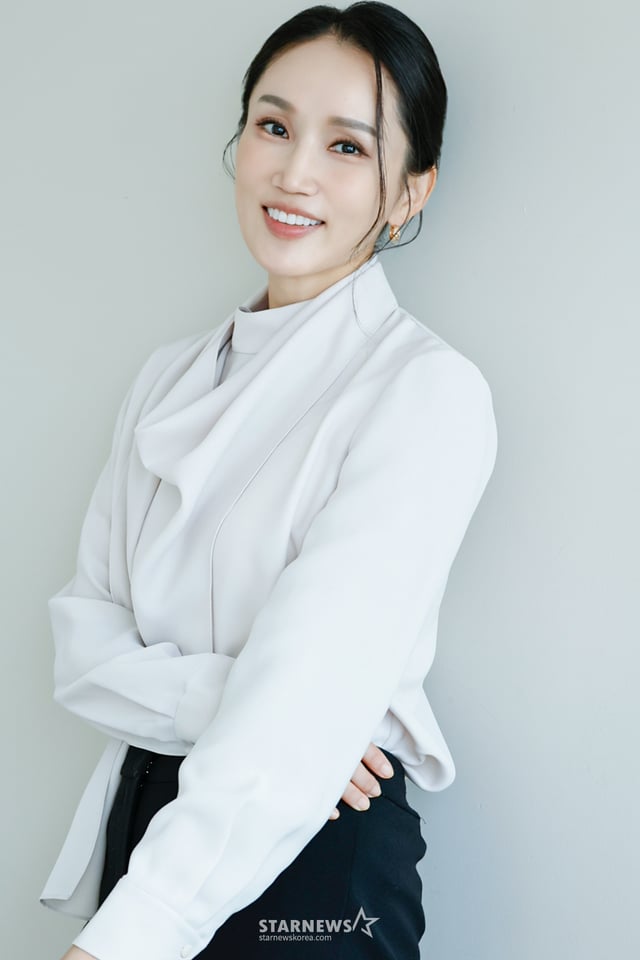 티빙 오리지널 시리즈 '로또 1등도 출근합니다'의 배우 박보경이 20일 진행된 라운드 인터뷰를 위해 포즈를 취하고 있다. /사진제공=엘줄라이엔터테인먼트 2026.10.20 /사진=이동훈 photoguy@