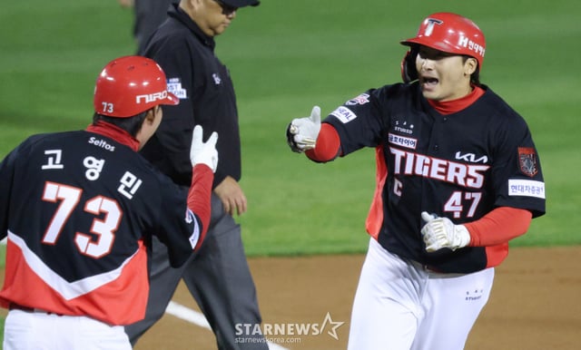 2026 KBO 포스트시즌 준플레이오프(준PO) 3차전 LG 대 KIA전이 20일 서울 잠실야구장에서 열렸다. KIA 나성범이 2회초 무사에서 LG 선발 카라스코를 상대로 선제 1점 홈런을 날리고 홈인하고 있다. /사진=김진경 대기자