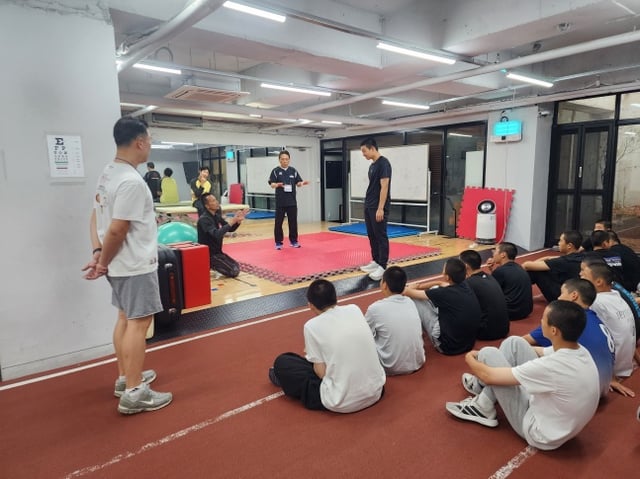 Coach Miyamoto Takeshi and the players participated in the S&C training technique transfer program. /Photo=Provided by KBSA