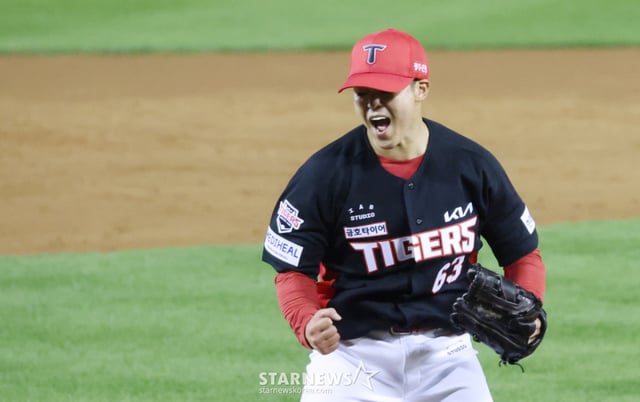 2026 KBO 포스트시즌 준플레이오프(준PO) 3차전 LG 대 KIA전이 20일 서울 잠실야구장에서 열렸다. KIA 선발 시라카와가 5회말 2사 1루에서 LG 박동원을 삼진으로 돌려세운 후 환호하고 있다. /사진=김진경 대기자